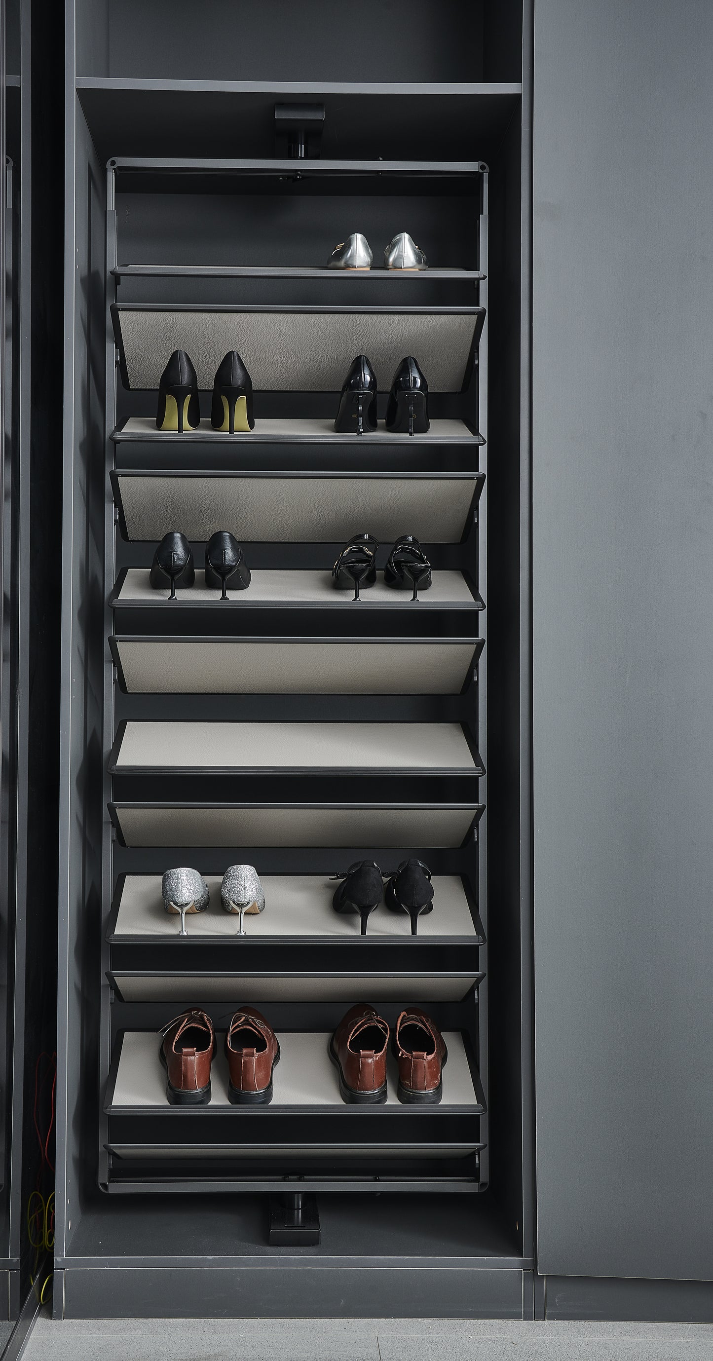 Lusano Spinning Shoe Rack