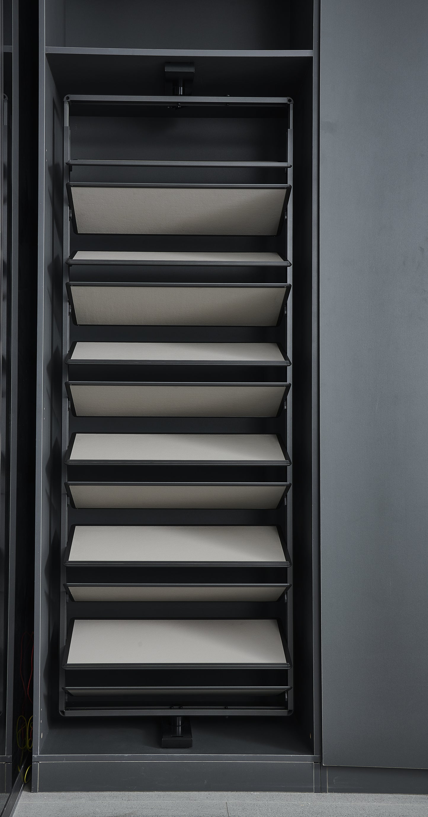 Lusano Spinning Shoe Rack