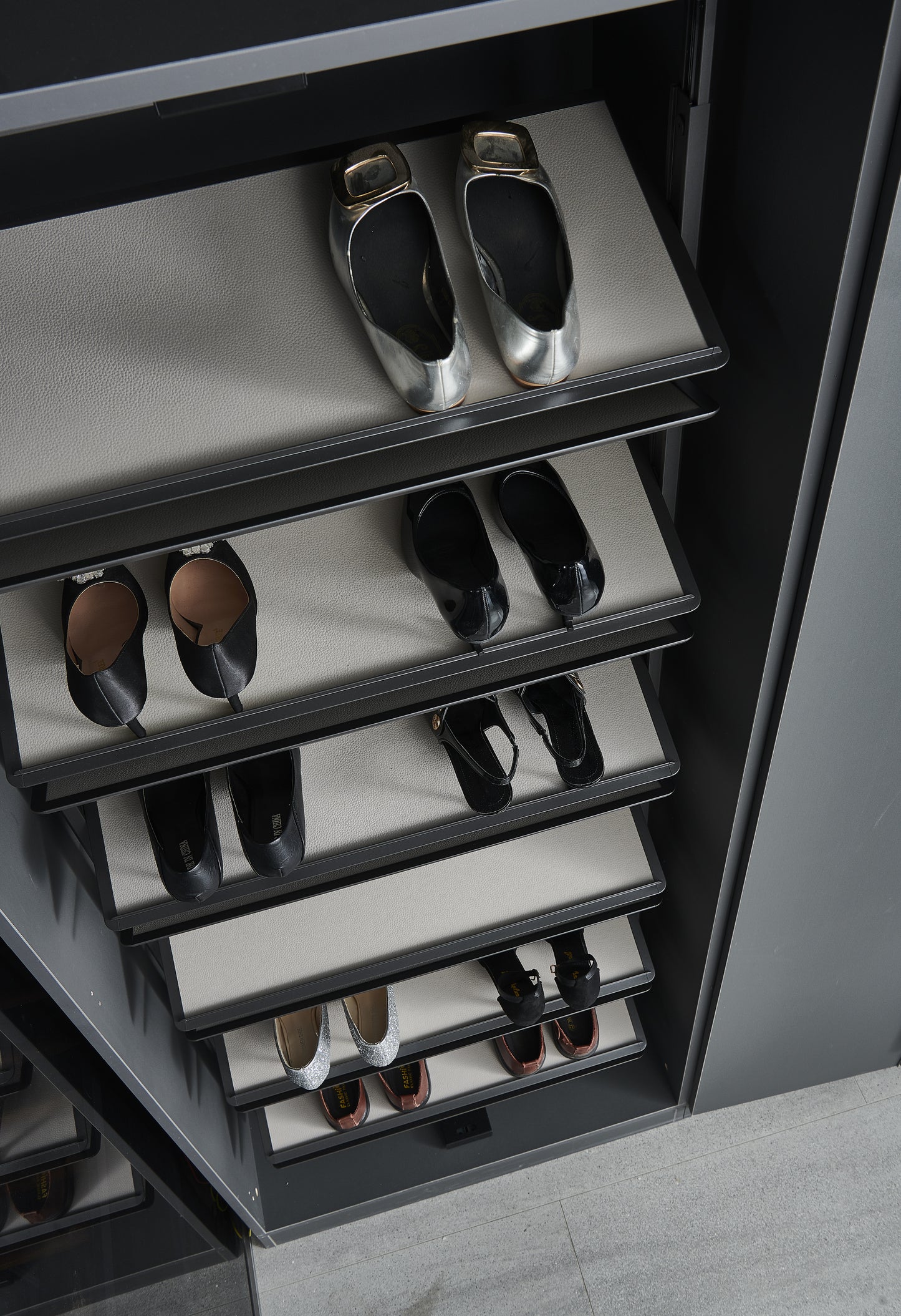Lusano Spinning Shoe Rack
